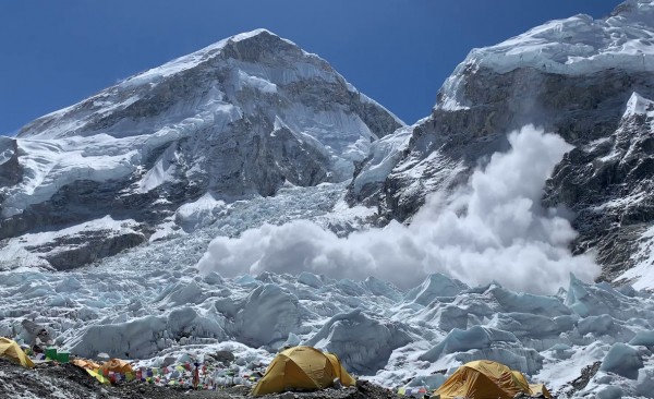 Một trận tuyết lở trên đỉnh Everest. Ảnh: National Geographic