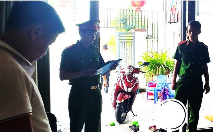 Công an quận Cẩm Lệ tống đạt quyết định bắt tạm giam Trần Vinh Sơn