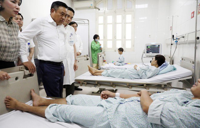 Chủ tịch UBND TP Hà Nội Trần Sỹ Thanh thăm hỏi 3 nạn nhân vụ cháy là người cùng một gia đình đang điều trị tích cực tại Bệnh viện Xanh Pôn