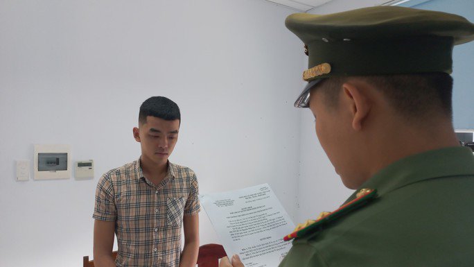 Sau khi nhận súng làm kỷ niệm, Nguyễn Nhật Tân còn đặt mua thêm 5 khẩu súng khác để sưu tầm