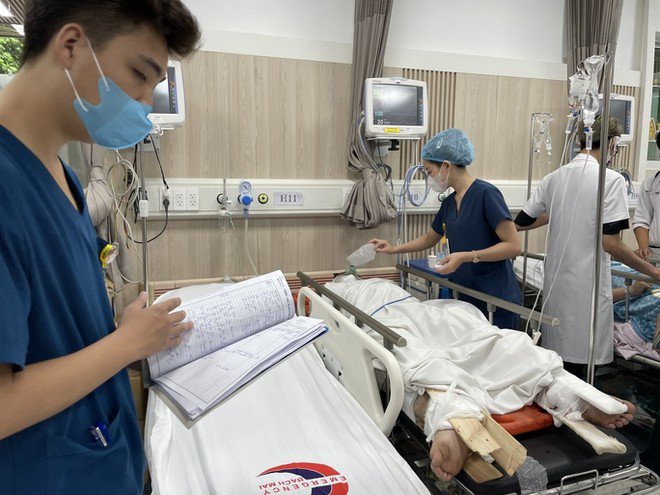 Cấp cứu các nạn nhân vụ cháy chung cư mini đang điều trị ở Bệnh viện Bạch Mai