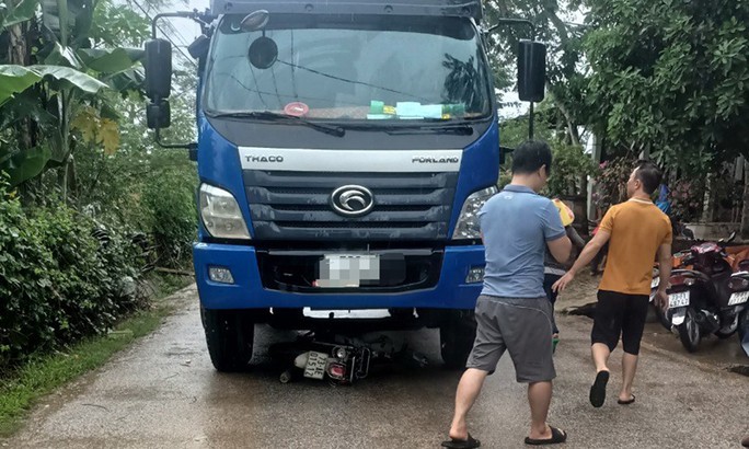Hiện trường vụ tai nạn nghiêm trọng tại huyện Bố Trạch (Quảng Bình) làm 2 học sinh lớp 10 tử vong