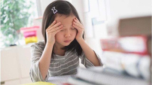 Có nhiều người muốn con mình sớm thành tài, hơn chúng bạn đã “ép” con học quá sức dẫn đến trẻ em sợ học, chán học. Ảnh minh hoạ
