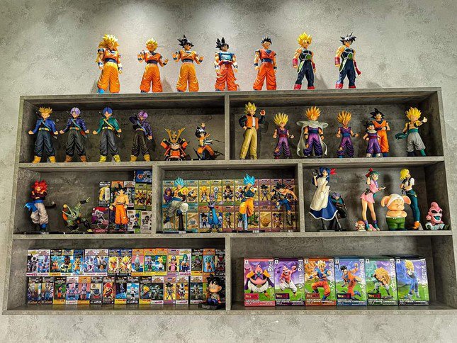 Tủ figure không chỉ fan One Piece mà fan Dragon Ball cũng chẳng thể bỏ qua.