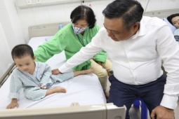 Tin tức trong ngày - Chủ tịch Hà Nội rút ngắn chuyến công tác nước ngoài, tới bệnh viện thăm nạn nhân vụ cháy chung cư mini