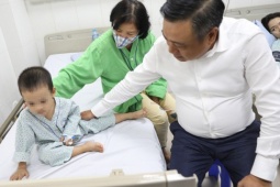 Chủ tịch Hà Nội rút ngắn chuyến công tác nước ngoài, tới bệnh viện thăm nạn nhân vụ cháy chung cư mini