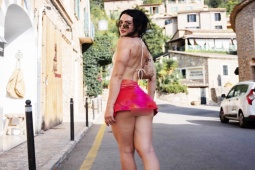 Thời trang - Cô gái Nga có đôi mắt chứa cả đại dương mắc lỗi với váy siêu ngắn trên "đảo tiệc tùng"