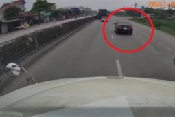 Tin tức trong ngày - Clip: Chạy bất ổn, tài xế lái xe container gây tai họa cho ô tô con