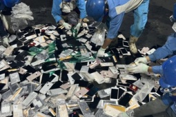 Thị trường - Tiêu dùng - Hà Nội: Hàng trăm điện thoại Iphone, 6.000 bỉm trẻ em bị tiêu hủy