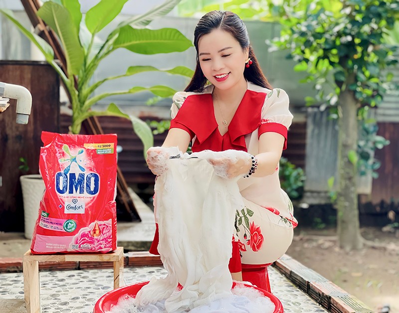 Không chỉ giặt sạch, lành tay mà hương thơm lưu trên quần áo cả ngày cũng là điểm cộng khi chị Xuân lựa chọn bột giặt cho gia đình.