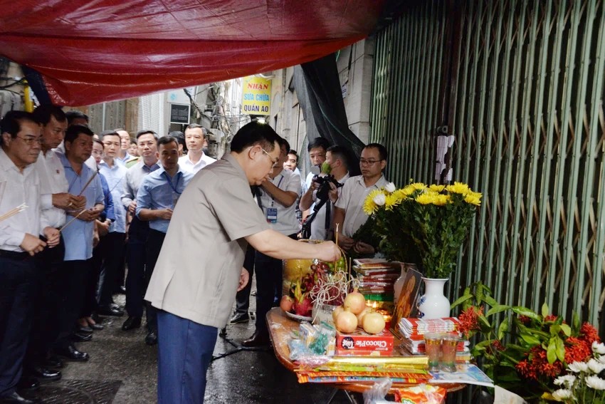 Chủ tịch Quốc hội Vương Đình Huệ thắp hương cho các nạn nhân trong vụ cháy chung cư mini ở Hà Nội. (Ảnh: VOV)