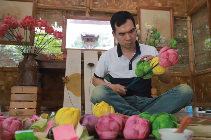 Anh Dũng tự tay làm những bông hoa sen bằng giấy sen.