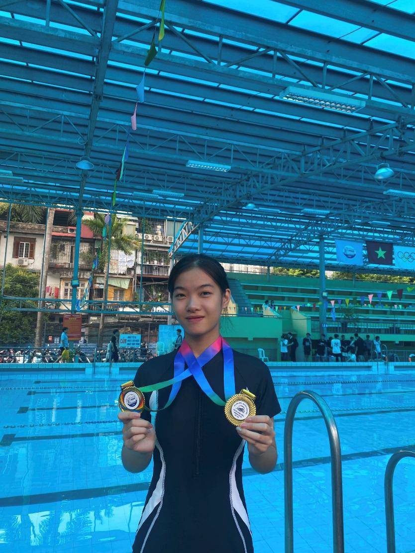 Bùi Minh Thương, tân sinh viên K65 ngành Thương mại điện tử giành Huy chương Vàng cự ly 100m tự do nữ.