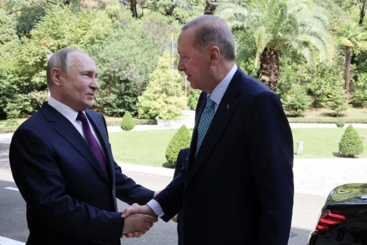 Tổng thống Thổ Nhĩ Kỳ Recep Tayyip Erdogan (phải)&nbsp;gặp Tổng thống Nga Vladimir Putin ở Sochi, Nga.