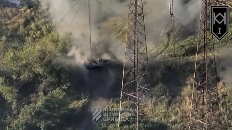 Máy bay không người lái Ukraine tấn công một xe bọc thép Nga gần làng&nbsp;Andriivka.