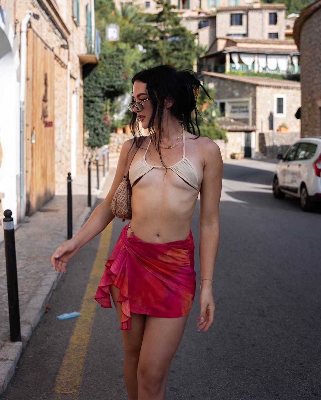 &nbsp;Evgeniya Lvovna&nbsp;diện trang phục gợi cảm, dạo bước trên một con đường thuộc thị trấn&nbsp;Deià,&nbsp;tại&nbsp;đảo&nbsp;Mallorca, thuộc quần đảo Baleares, Tây Ban Nha.
