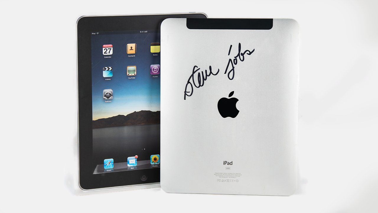 iPad có chữ ký tặng của Steve Jobs.