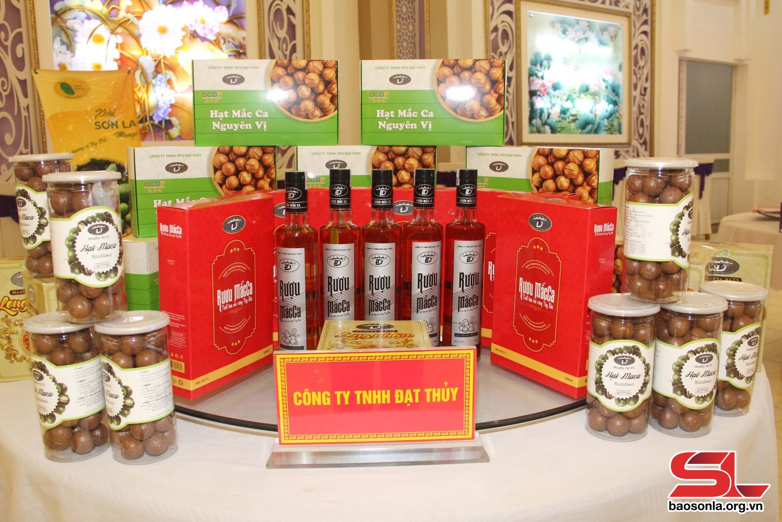 Các sản phẩm từ mắc ca của Công ty TNHH Đạt Thủy, huyện Mai Sơn.