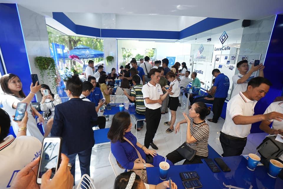 Hình ảnh khách hàng săn quà tại LocaCafe