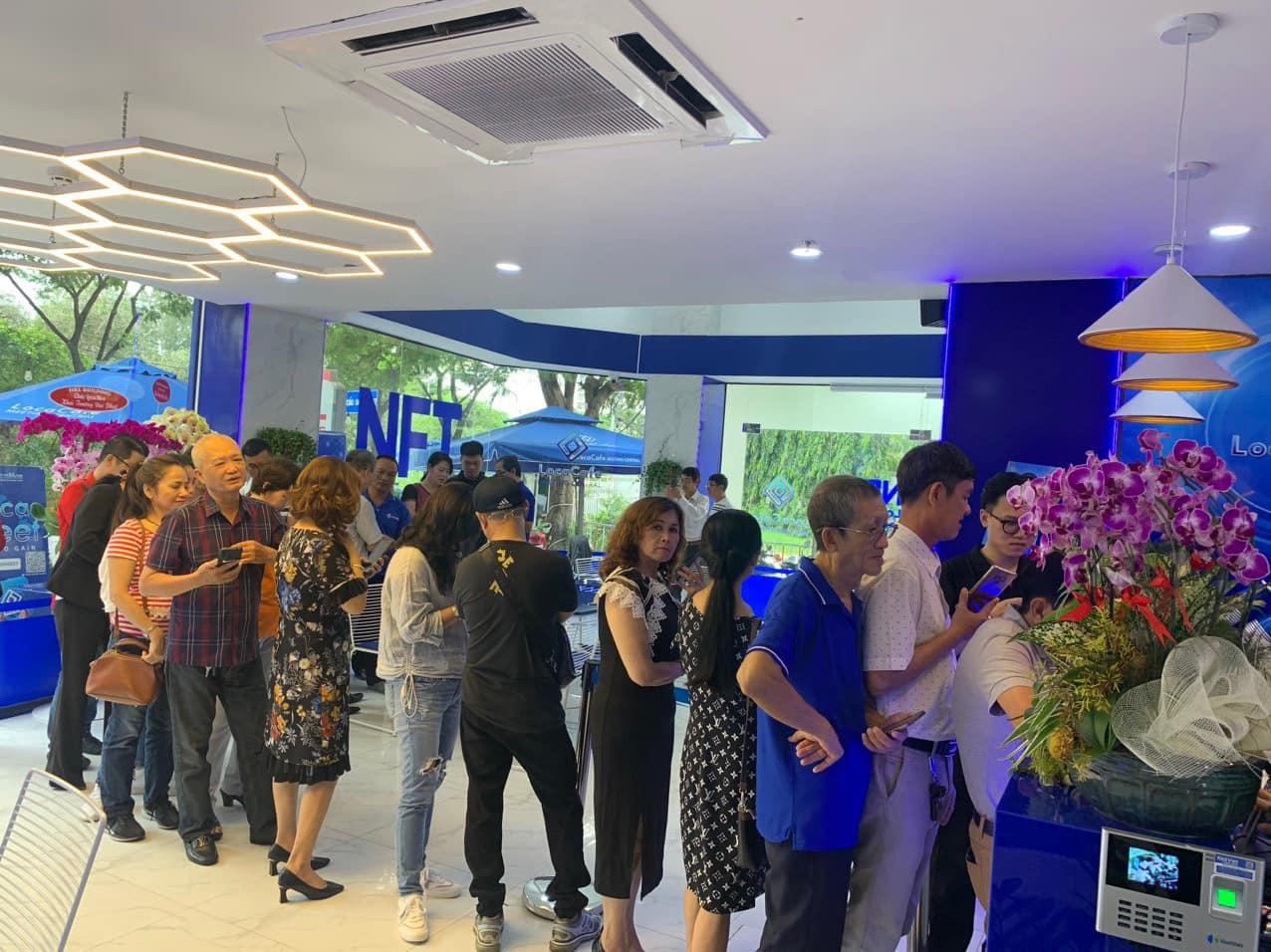 Hình ảnh xếp hàng mua đồ uống tại 154-156 Nguyễn Hữu Thọ, Phước Kiển, Nhà Bè, TP HCM