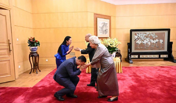 Thủ tướng Campuchia Hun Manet và phu nhân yết kiến Quốc vương và Thái hậu Campuchia đang có mặt tại Bắc Kinh (Trung Quốc) ngày 14-9. Ảnh: KHMER TIMES