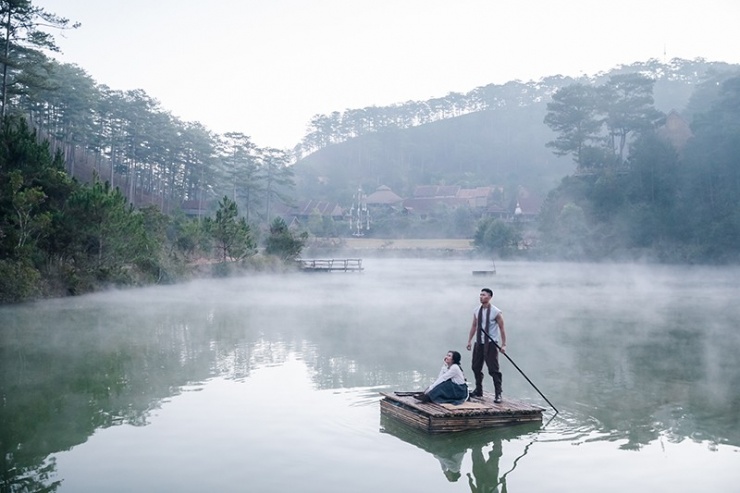 Một MV được quay tại Làng Cù Lần, để có những thước phim đẹp đến ngỡ ngàng,&nbsp; phụ thuộc rất nhiều vào combo 3 thời: Thời điểm, thời gian và thời tiết.