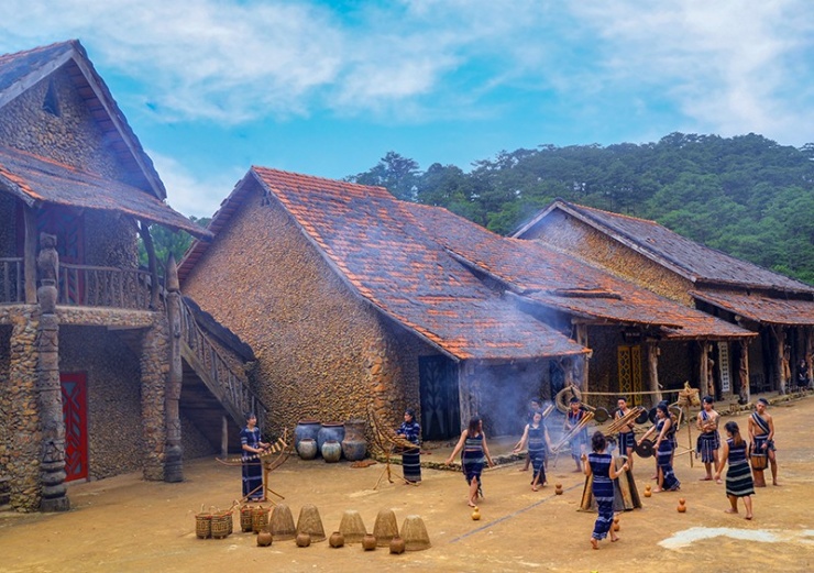 Giữa không gian thiên nhiên tuyệt đẹp của núi rừng, Làng Cù Lần mang vẻ đẹp hoang sơ với những ngôi nhà sàn truyền thống của đồng bào dân tộc KơHo rất độc đáo. 