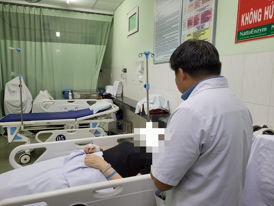 Một bệnh nhân bị ngộ độc sau khi ăn bánh mì Phượng đang được điều trị tại Bệnh viện Vĩnh Đức