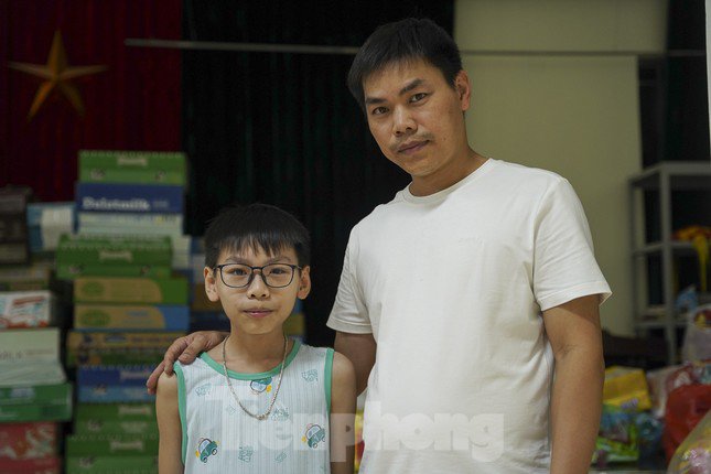 Anh Nguyễn Văn Thắng và con trai Nguyễn Ngô Hiền Minh, người thoát khỏi vụ cháy chung cư phố Khương Hạ an toàn.