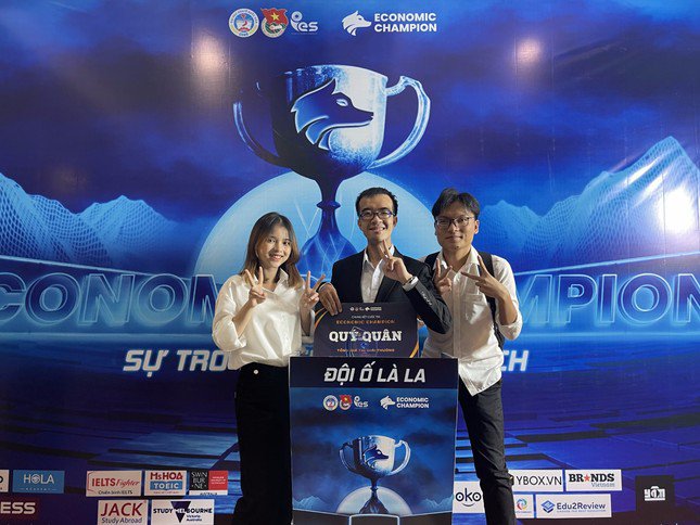 Vũ cùng đồng đội tại Chung kết cuộc thi Economic Champion 2022.