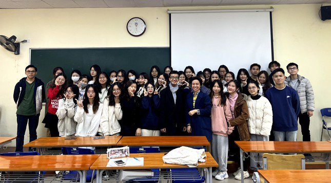 Nguyễn Vũ cùng Cố vấn học tập và tập thể lớp Tài chính công 63B.