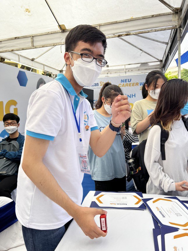 Vũ với vai trò là CTV của NEU Career Center trong Tuần nghề nghiệp và việc làm năm 2022.