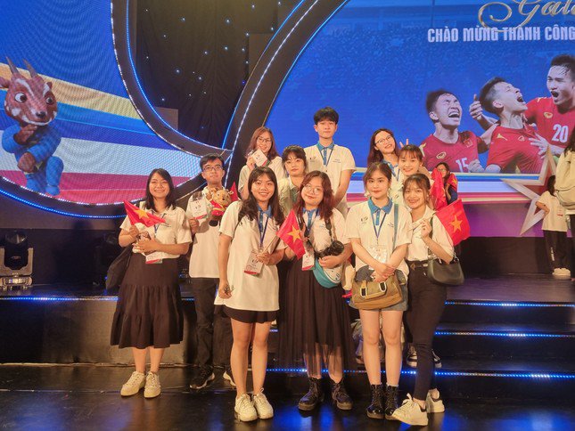 Vũ trong đội hình tình nguyện viên hỗ trợ Sea Games 31 tại nhà thi đấu huyện Đan Phượng.