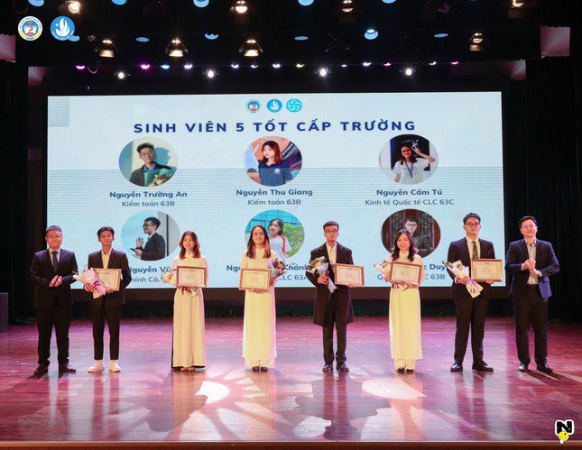 Vũ vinh dự nhận danh hiệu "Sinh viên 5 tốt" cấp trường.