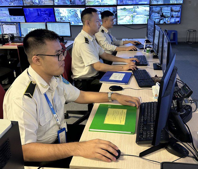 Lực lượng an ninh sân bay Nội Bài truy vết camera để tìm chiếc ví của nam hành khách bỏ quên