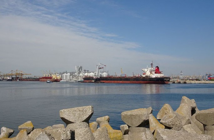 Tàu vận chuyển ngũ cốc qua Romania hồi năm ngoái. Ảnh: Reuters
