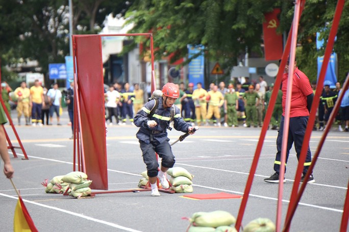 Nội dung thi đấu gồm 4 môn: bơi cứu nạn cứu hộ; cứu nạn cứu hộ trong môi trường nước; 100 m vượt chướng ngại vật, cứu nạn cứu hộ; cứu nạn cứu hộ trong trong môi trường có khói khí độc.