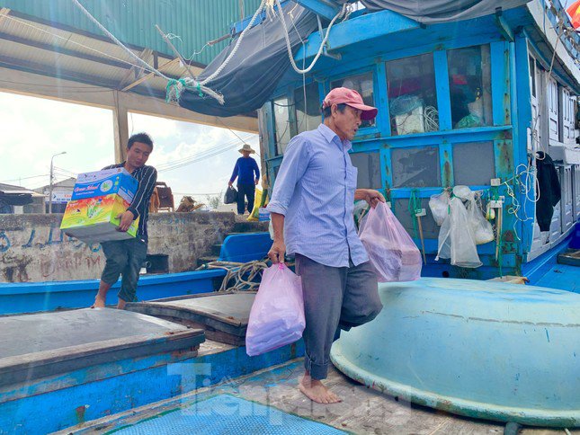 “Ngoài dầu tăng giá, các chi phí khác cũng tăng cao nên các thuyền viên hành nghề trên tàu cũng chỉ kiếm đủ tiền ăn qua ngày. Giá dầu lên, mà giá cá nó hạ quá làm không đủ để chung chi cho anh em. Nếu kéo dài thế này, sắp tới nếu có cố gắng vươn khơi thì cũng chẳng có bạn thuyền nữa…”, ông Quyền buồn bã. (Ảnh: Nguyễn Ngọc).