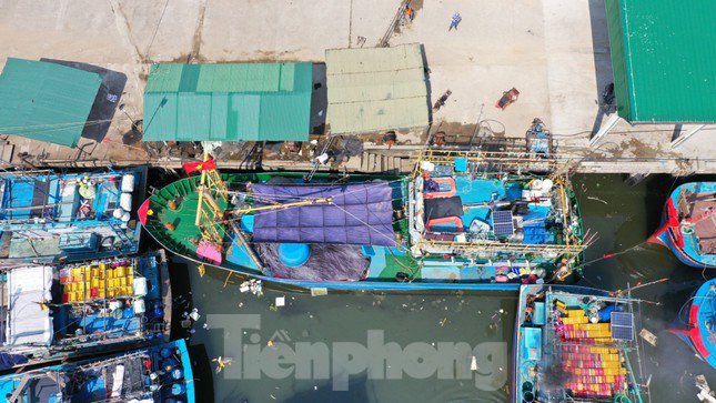 Giá xăng, dầu liên tục tăng cao ở mức được xem là cao nhất từ đầu năm đến nay. Giá dầu tăng cao khiến hoạt động đánh bắt hải sản của ngư dân rơi vào tình thế thu không đủ bù chi sau mỗi chuyến biển dài ngày. (Ảnh: Nguyễn Ngọc).