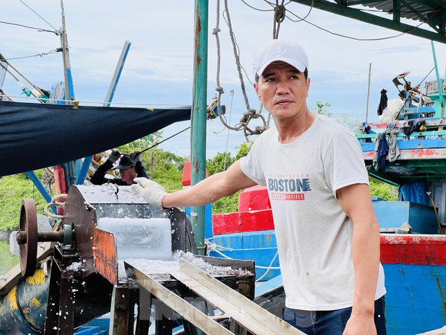 Không chỉ chi phí nhiên liệu mà hàng loạt chi phí khác cũng sẽ tăng theo như tiền nước đá, thực phẩm, rồi tiền công lao động của thuyền viên cũng theo đó mà tăng theo. (Ảnh: Nguyễn Ngọc).