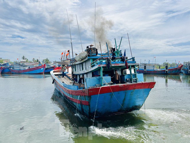 Đang nạp nhiên liệu cho chuyến ra khơi ở Hoàng Sa, ngư dân Trần Ba (trú xã Nghĩa An, TP Quảng Ngãi – chủ tàu cá QNg 90753 TS) cho biết, riêng nhiên liệu cho một chuyến ra khơi đã chiếm hơn một nửa. Nhiên liệu tăng giá cũng đồng nghĩa mỗi lần ra khơi của ngư dân thêm phần nặng nề hơn. (Ảnh: Nguyễn Ngọc).