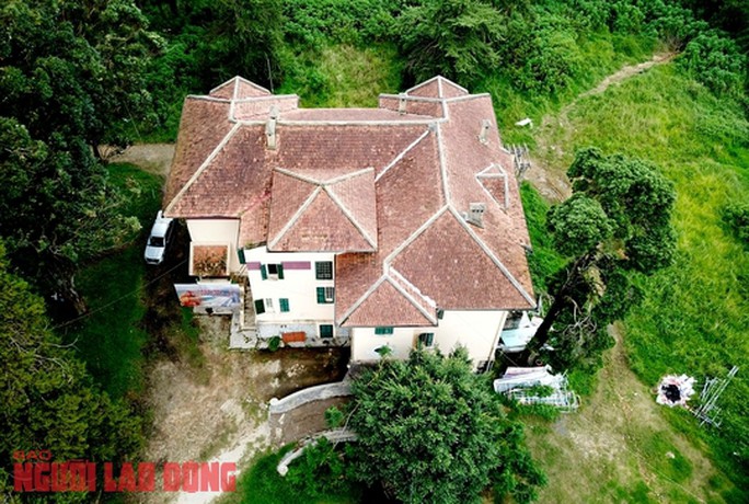 Đầu tháng 9-2023, UBND tỉnh Lâm Đồng ban hành quyết định số 53/2023/QĐ-UBND quy định quản lý, sử dụng quỹ biệt thự thuộc sở hữu nhà nước trên địa bàn TP Đà Lạt, trong đó Dinh Tỉnh trưởng và Dinh Nguyễn Hữu Hào không còn nằm trong danh sách biệt thự được bảo vệ nghiêm ngặt thuộc nhóm 1, chuyển sang danh sách biệt thự nhóm 2.