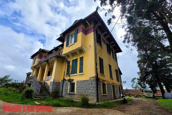 Phương án Dinh Tỉnh trưởng được giữ nguyên để làm bảo tàng và đưa lên cao 28m so với vị trí ban đầu, phía dưới làm khu phức hợp khách sạn 10 tầng gồm khách sạn, trung tâm thương mại, trung tâm hội nghị quốc tế 1.500 chỗ, mấy năm qua cũng gây ra nhiều tranh luận.