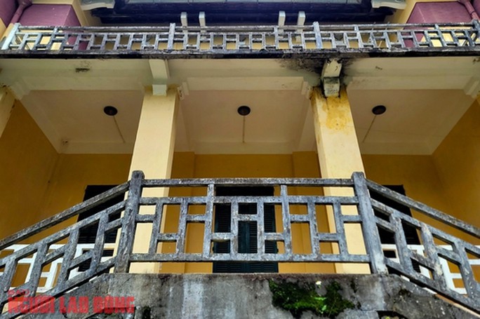 Nhìn từ bên ngoài, tòa dinh dù có dấu hiệu cũ kỹ nhưng vẫn chắc chắn. Công trình này ra khỏi nhóm 1, đưa vào nhóm 2 vì chỉ đạt tiêu chí về giá trị lịch sử - văn hóa nhưng không đạt tiêu chí nghệ thuật kiến trúc - cảnh quan.