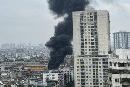 Cháy nhà 7 tầng ở Hà Nội, khói đen cao hàng chục mét