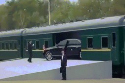 Video: Khoảnh khắc xe limousine của ông Kim Jong-un lùi vào trong đoàn tàu bọc thép