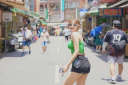 Làm đẹp - Chân dài của tạp chí đàn ông được "săn lùng" nhờ 1 khoảnh khắc khoe dáng trên phố