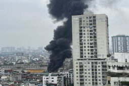 Tin tức trong ngày - Tin tức 24h qua: Khói đen bốc cao hàng chục mét từ ngôi nhà 7 tầng ở Thanh Xuân