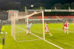 Bóng đá - Bàn thắng gây tranh cãi châu Âu: Bóng dội xà ngang, sắp ra biên nhưng vẫn vào lưới