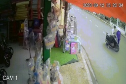 Phi thường - kỳ quặc - Clip: Cụ bà phản xạ nhanh khi bị giật dây chuyền giữa đường